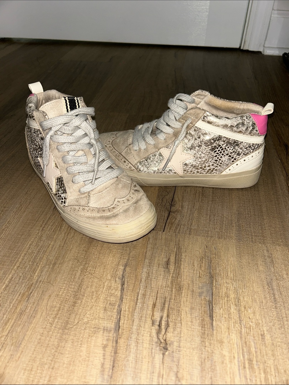 ShuShop Beige High-Top Sneakers with Pink Heel